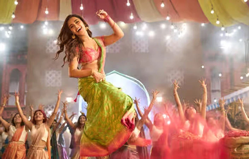 ‘লোকে বলে’ দিয়ে ঈদ জমিয়ে তুললেন ফারিয়া