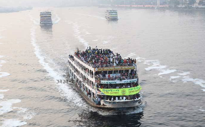 নৌপথে ভিড় বাড়ছে ঘরমুখো মানুষের