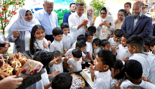 ডে-কেয়ার সেন্টারে শিশুদের সঙ্গে সময় কাটালেন প্রধানমন্ত্রী