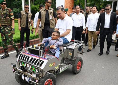 কলেজ শিক্ষার্থীর তৈরি স্মার্ট কারে চড়লেন প্রধানমন্ত্রী