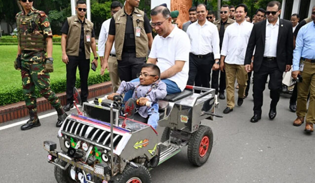 কলেজ শিক্ষার্থীর তৈরি স্মার্ট কারে চড়লেন প্রধানমন্ত্রী