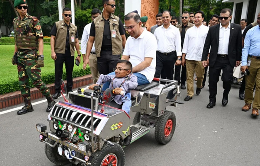 কলেজ শিক্ষার্থীর তৈরি স্মার্ট কারে চড়লেন প্রধানমন্ত্রী