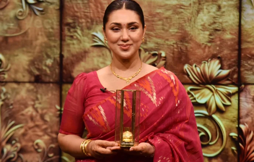 স্বর্ণের কলস উপহার পেলেন অপু বিশ্বাস, জানালেন নেপথ্যের গল্প