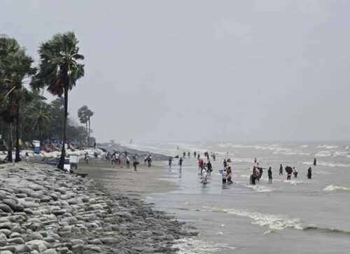 দুই সৈকতে পর্যটন ব্যবসায় ধস