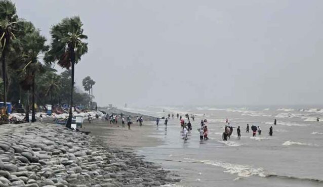 দুই সৈকতে পর্যটন ব্যবসায় ধস