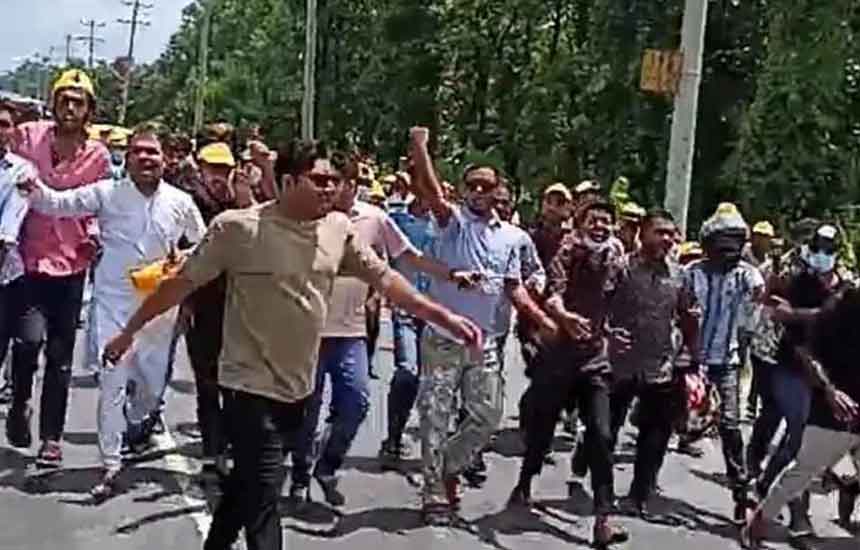 দেশে ফিরেই গাজীপুরে মিছিলের নেতৃত্বে নিষিদ্ধ ছাত্রলীগ নেতা