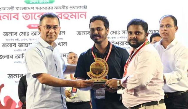 জুলাই স্মৃতি স্মারক তুলে দিলেন প্রধানমন্ত্রী