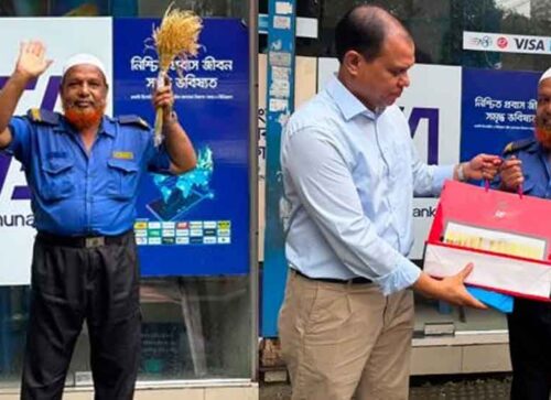 ধানের শীষ হাতে দাঁড়িয়ে থাকতেন সিকিউরিটি গার্ড, প্রধানমন্ত্রীর উপহারে আবেগাপ্লুত