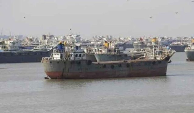 কর্ণফুলীতে ডুবল পাথরবোঝাই লাইটার জাহাজ, নাবিকদের উদ্ধার