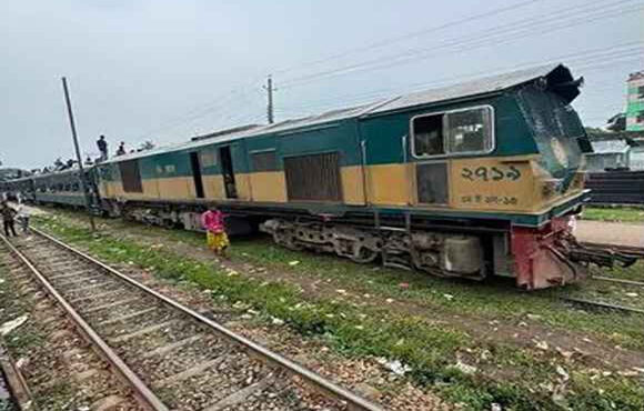 ময়মনসিংহে ইঞ্জিন বিকল, সোয়া দুই ঘণ্টা আটকে কমিউটার ট্রেন