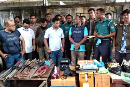 টঙ্গীর হাজী মাজার বস্তিতে বিপুল মাদক ও দেশীয় অস্ত্র উদ্ধার