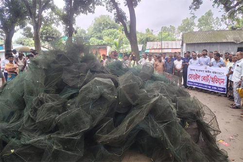 বাসাইলে ৬ লাখ টাকার অবৈধ জাল জব্দ, জনসম্মুখে পুড়িয়ে ধ্বংস