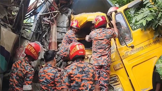 চাঁদপুরে বাস-ট্রাকের মুখোমুখি সংঘর্ষে নিহত ৩, আহত ১৮