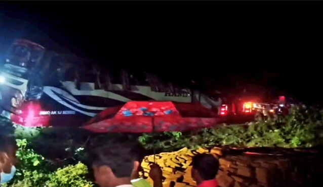 ব্রাহ্মণবাড়িয়ায় বাস খাদে পড়ে আহত ১০, আধা ঘণ্টা যান চলাচল ব্যাহত