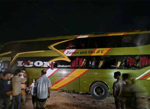 ঢাকাগামী এসি বাসে ভয়াবহ আগুন, কাচ ভেঙে রক্ষা পেলেন ৩০ যাত্রী