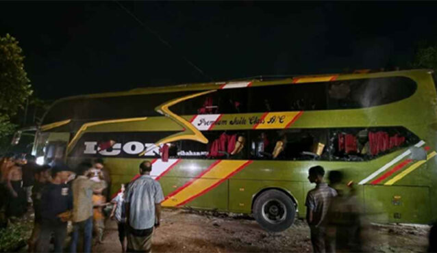 ঢাকাগামী এসি বাসে ভয়াবহ আগুন, কাচ ভেঙে রক্ষা পেলেন ৩০ যাত্রী