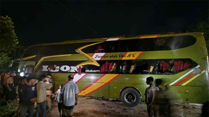 ঢাকাগামী এসি বাসে ভয়াবহ আগুন, কাচ ভেঙে রক্ষা পেলেন ৩০ যাত্রী