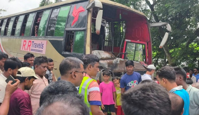 নাটোরে বাস-ভুটভুটির মুখোমুখি সংঘর্ষে নিহত ৩