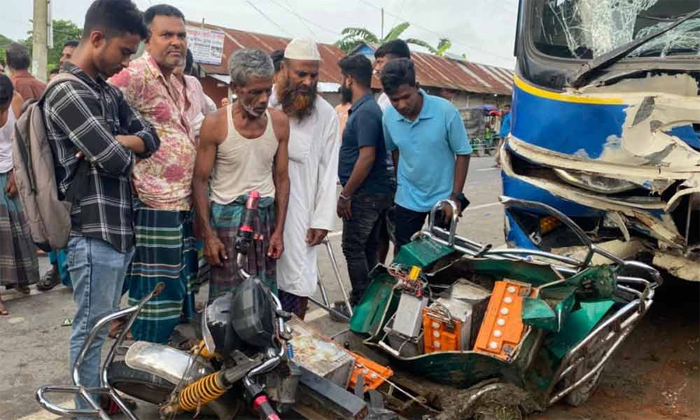 কিশোরগঞ্জে অটোরিকশায় বাসের ধাক্কা, চালকসহ নিহত ২