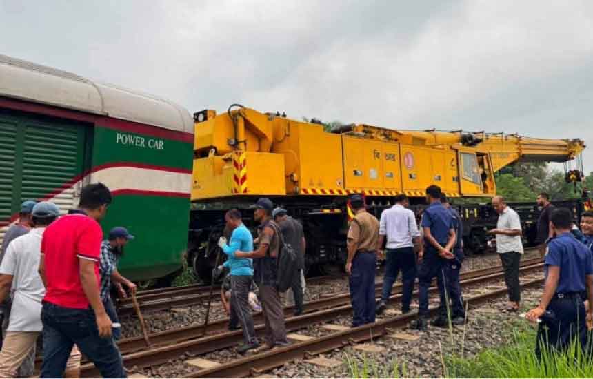 ৬ ঘণ্টা পর স্বাভাবিক উত্তরাঞ্চলের রেল যোগাযোগ