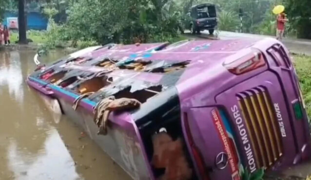নিয়ন্ত্রণ হারিয়ে পুকুরে পর্যটকবাহী বাস, আহত ১৫