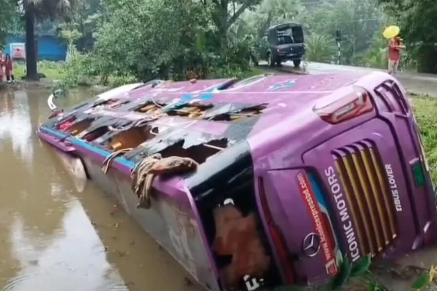 নিয়ন্ত্রণ হারিয়ে পুকুরে পর্যটকবাহী বাস, আহত ১৫