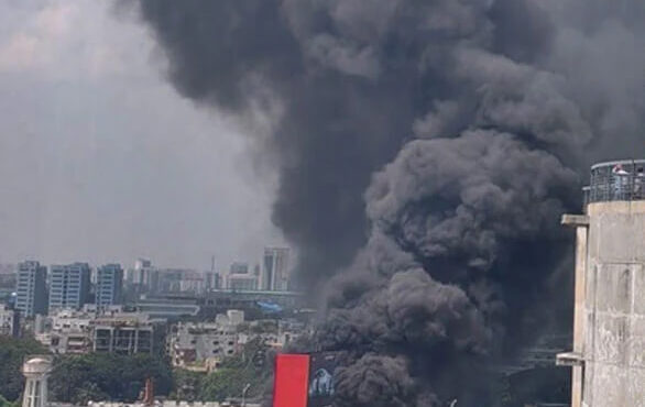 মহাখালীতে পরিত্যক্ত সাততলা ভবনে আগুন
