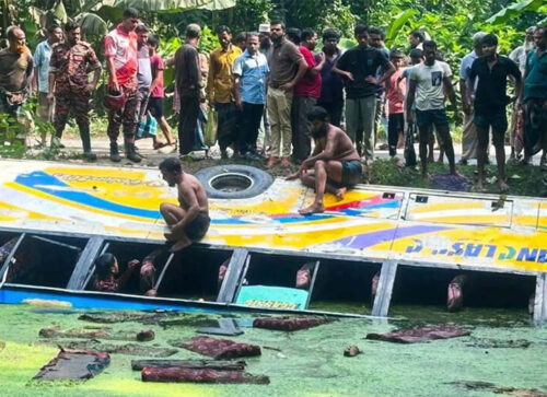 বরিশালে নিয়ন্ত্রণ হারিয়ে বাস পুকুরে, নিহত ১