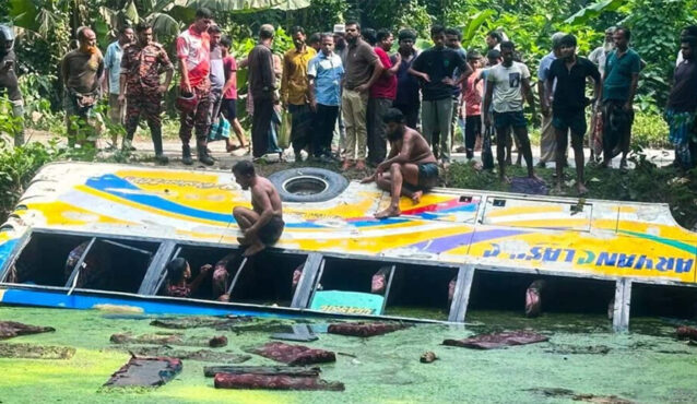 বরিশালে নিয়ন্ত্রণ হারিয়ে বাস পুকুরে, নিহত ১