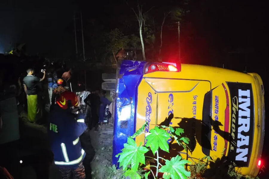 পটুয়াখালীতে বাস-অটোরিকশার ভয়াবহ সংঘর্ষ, নিহত ৪
