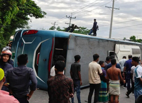 দাউদকান্দিতে মহাসড়কের মাঝখানে বাস উল্টে আহত ২৫