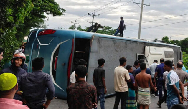 দাউদকান্দিতে মহাসড়কের মাঝখানে বাস উল্টে আহত ২৫