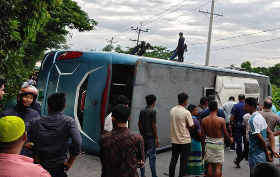 দাউদকান্দিতে মহাসড়কের মাঝখানে বাস উল্টে আহত ২৫