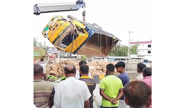 বগুড়ার শাজাহানপুরে মাইক্রোবাস-ট্রাক সংঘর্ষে নিহত ২, আহত ৭