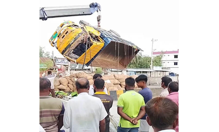 বগুড়ার শাজাহানপুরে মাইক্রোবাস-ট্রাক সংঘর্ষে নিহত ২, আহত ৭