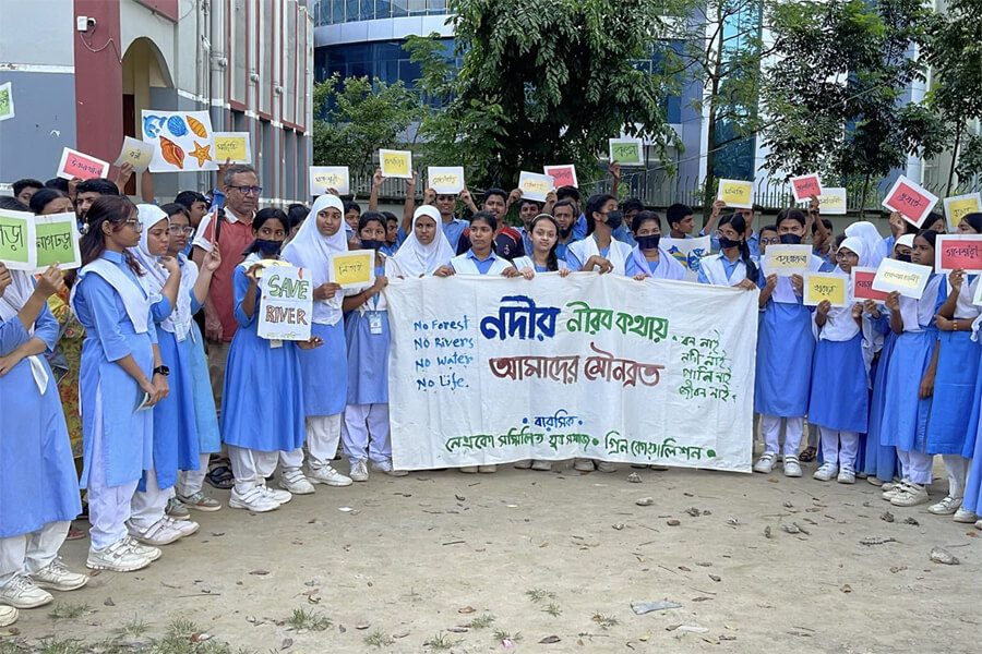 নেত্রকোনায় নদী দখল-দূষণের প্রতিবাদে শিক্ষার্থীদের মৌনব্রত