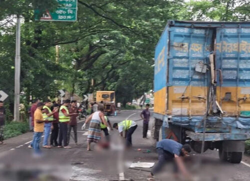 ফেনীতে দাঁড়িয়ে থাকা কাভার্ডভ্যানে বাসের ধাক্কা, নিহত ৩