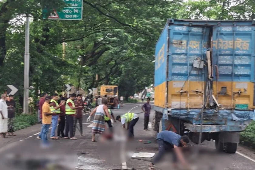 ফেনীতে দাঁড়িয়ে থাকা কাভার্ডভ্যানে বাসের ধাক্কা, নিহত ৩