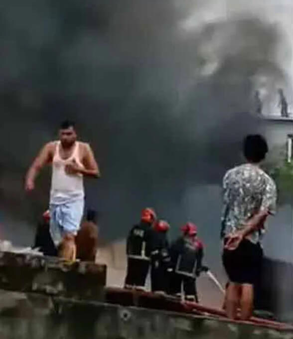 বাড্ডায় ফার্নিচারের গোডাউনে আগুন, এক ঘণ্টার মধ্যে নিয়ন্ত্রণে