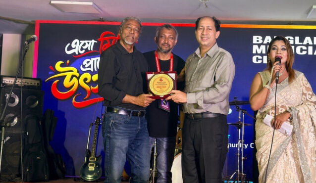 ‘পিঠ দেয়ালে ঠেকলে রুখে দাঁড়াবো’: মিউজিশিয়ানদের পাশে দাঁড়ানোর আহ্বান আসিফের
