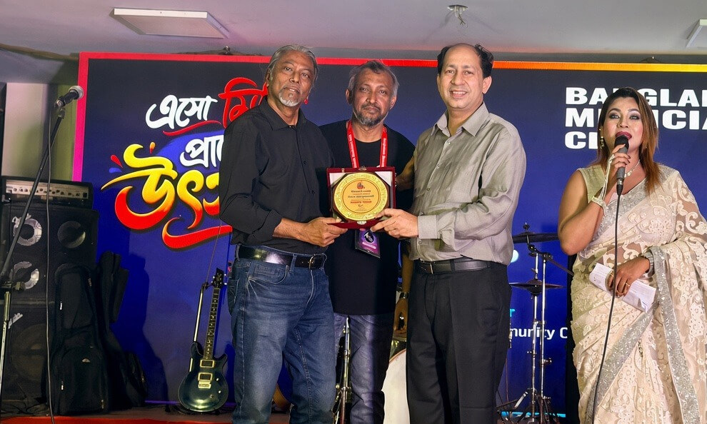 ‘পিঠ দেয়ালে ঠেকলে রুখে দাঁড়াবো’: মিউজিশিয়ানদের পাশে দাঁড়ানোর আহ্বান আসিফের