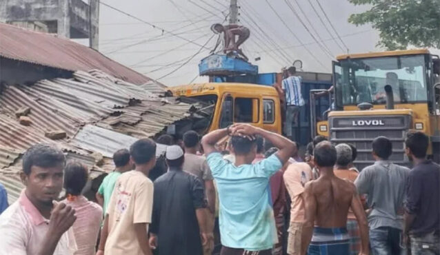 লালমনিরহাটে অটোরিকশায় ট্রাকের ধাক্কা, নিহত বেড়ে ৪