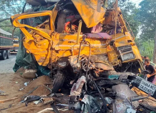 নাটোরে বাস-ট্রাকের মুখোমুখি সংঘর্ষ, শিশুসহ নিহত ১৩