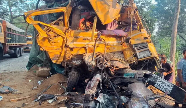 নাটোরে বাস-ট্রাকের মুখোমুখি সংঘর্ষ, শিশুসহ নিহত ১৩