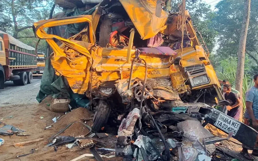 নাটোরে বাস-ট্রাকের মুখোমুখি সংঘর্ষ, শিশুসহ নিহত ১৩