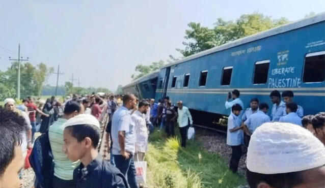 কুমিল্লায় কর্ণফুলী এক্সপ্রেসের ৩ বগি লাইনচ্যুত, আহত বহু যাত্রী