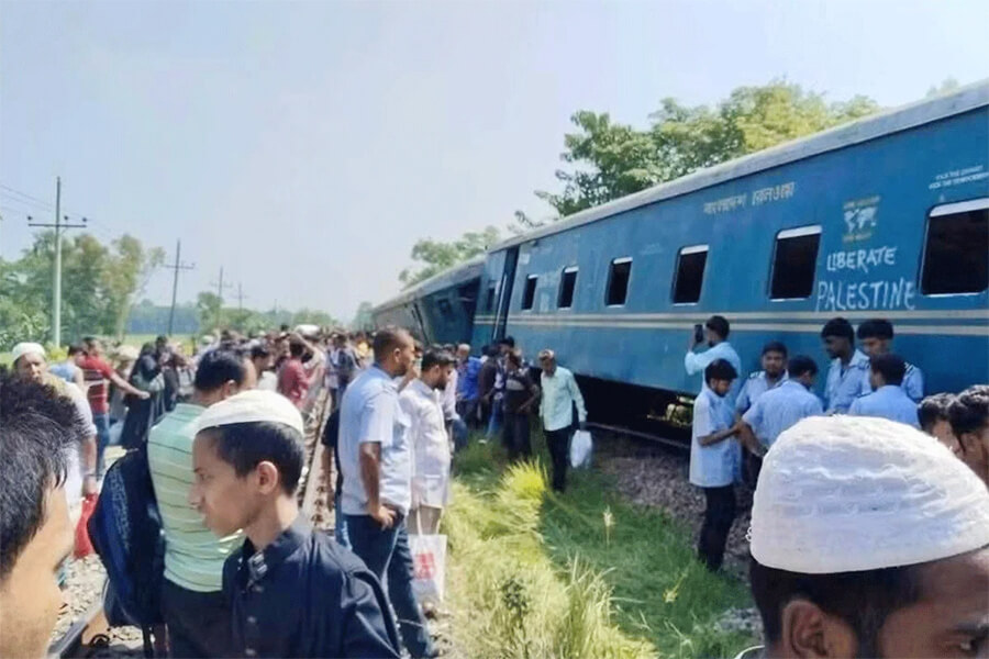 কুমিল্লায় কর্ণফুলী এক্সপ্রেসের ৩ বগি লাইনচ্যুত, আহত বহু যাত্রী