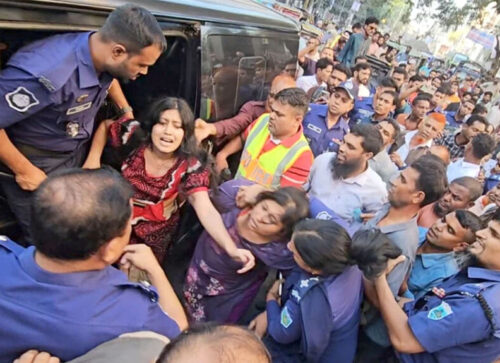 বগুড়া আদালত চত্বরে তরুণীকে জোর করে মাইক্রোবাসে তোলার চেষ্টা, উত্তেজনা