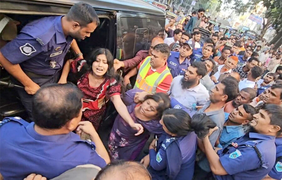 বগুড়া আদালত চত্বরে তরুণীকে জোর করে মাইক্রোবাসে তোলার চেষ্টা, উত্তেজনা