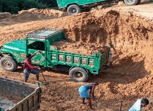 ফটিকছড়িতে খালের পাড় কেটে মাটি বিক্রি, ঝুঁকিতে বসতঘর ও ফসলি জমি